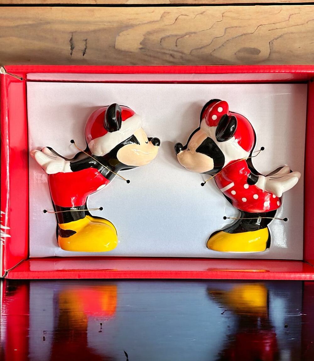 NEW Disney Kissing Mickey Minnie Mouse Ceramic Salt & Pepper Shakers Holiday